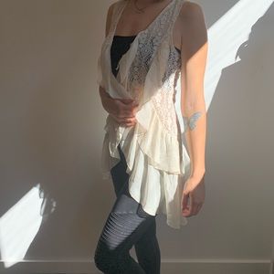 Creme accentuating vest